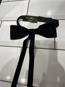 Velvet bow collar