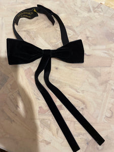 Velvet bow collar